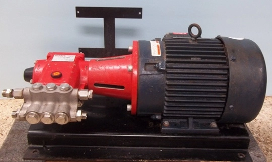GIANT INDUSTRIES INC INDUSTRIAL TRIPLEX PLUNGER PUMP STAINLESS STEEL HEAD &frac34;" INLET AND OUTLET MODE
