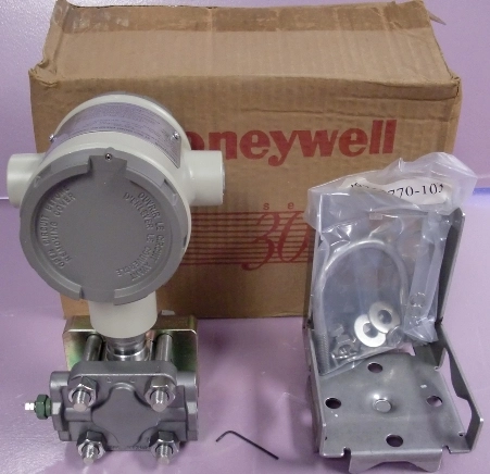 HONEYWELL ST 3000 SMART SERIES 900 GAUGE PRESSURE TRANSMITTER SERIES STG974 INCLUDES BRACKET AND HAR