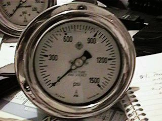 MCDANIELS CONTROLS ALL STAINLESS SAFETY GAUGE, 0-1500 PSI, PANEL MOUNT LIQUID FILLED (pic29jpg)To 