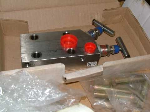 MANIFOLDS, INTEGRAL, 2 VALVE, &frac12;" NPT, PORT CONNECTION NEW IN BOX