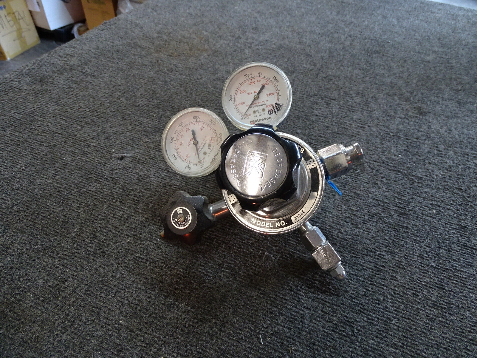 Matheson Gas 3104C 3000 psi & 0-200psi Dual Gauge 