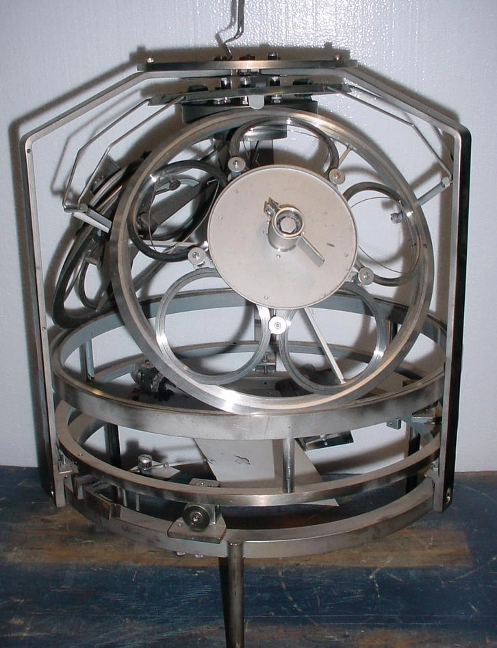 Anon planetary fixture&nbsp; for 18" jar, with 2 planets for 3" wafers. Missing one dome.