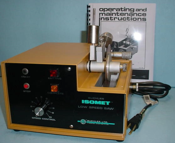 Buehler IsoMet reconditioned low speed saw, 300 rpm 11-1180-160 complete with standard arm, weight set, choice of chuck below and&nbsp; 4" blade. 115 volts.&nbsp;&nbsp;Now shown with 11-1187