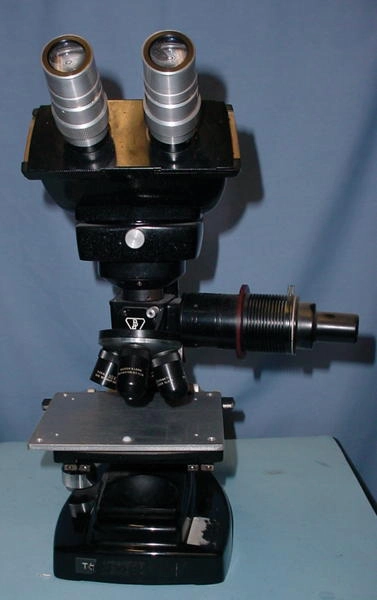 BandL Binocular Dyna Zoom, 10 x eyepieces, 1-2 zoom, 8,10,20, 40 dark field objectives, 2" x 2" mech. stage, illuminator