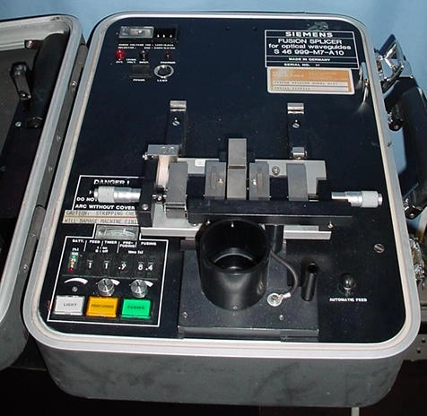 Siemens fiber optics fusion splicer, S46-999-M7-A10 in carrying case.