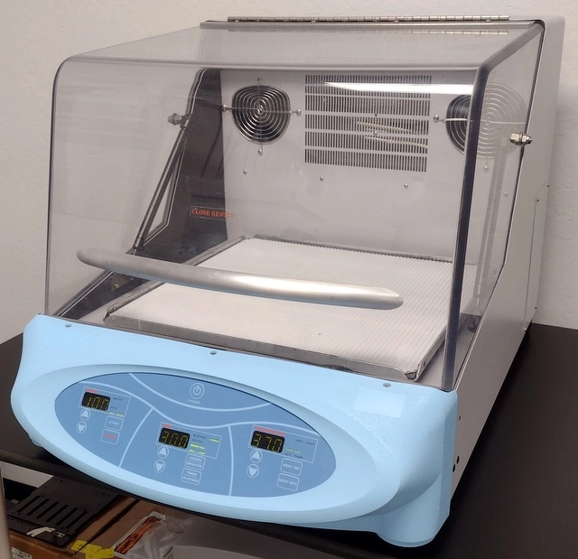 Barnstead MaxQ 4000 Incubator Shaker