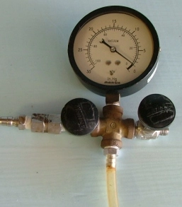 GAUGE WITH 2 WATTS: VALVE PATENT 3955 647 LL A