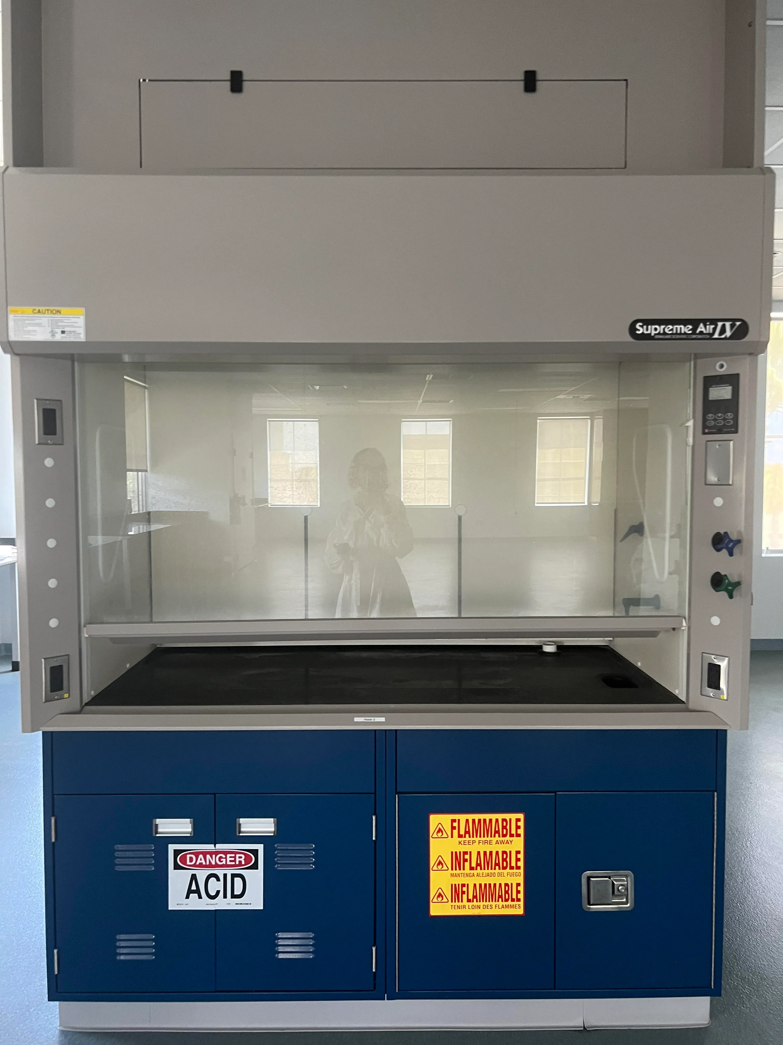 Kewaunee Fume Hoods in a perfect condition with cabinets. The price is negotiable, fast pick up is possible. 