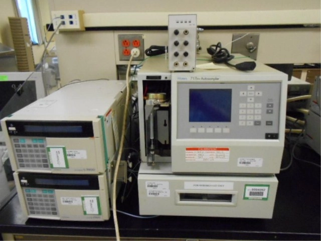 Waters HPLC Hitachi HPLC System Waters 717 Plus Hitachi L-7400 UV Detector Hitachi L-7100 Pump ERC On-Line Degasser  complete