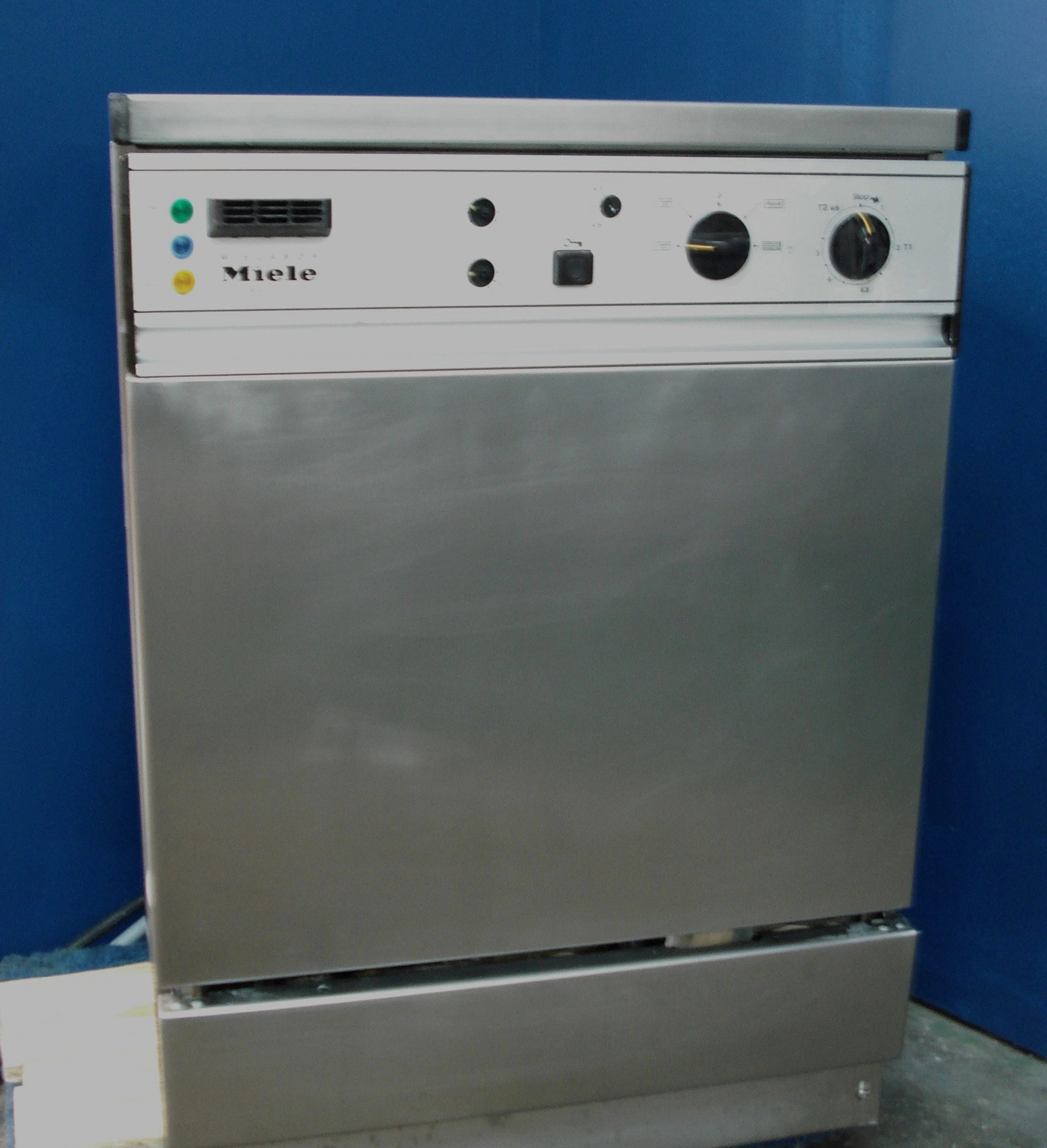 Miele G7733 Glassware Washer 1 of 2