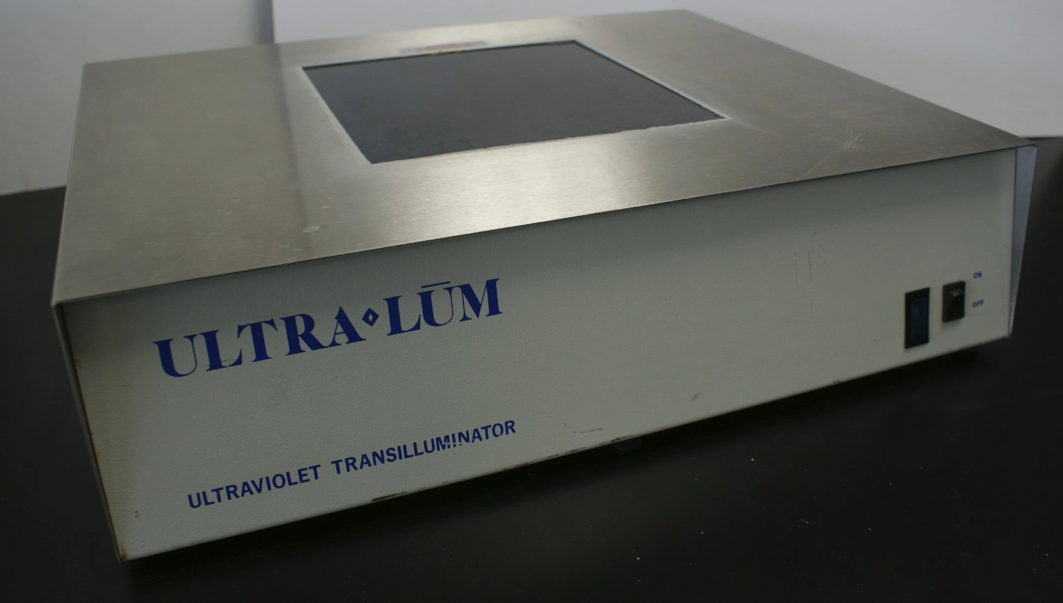 UV TRANSILLUMINATOR Ultra-LUM UVC-20 Light Chamber used nice