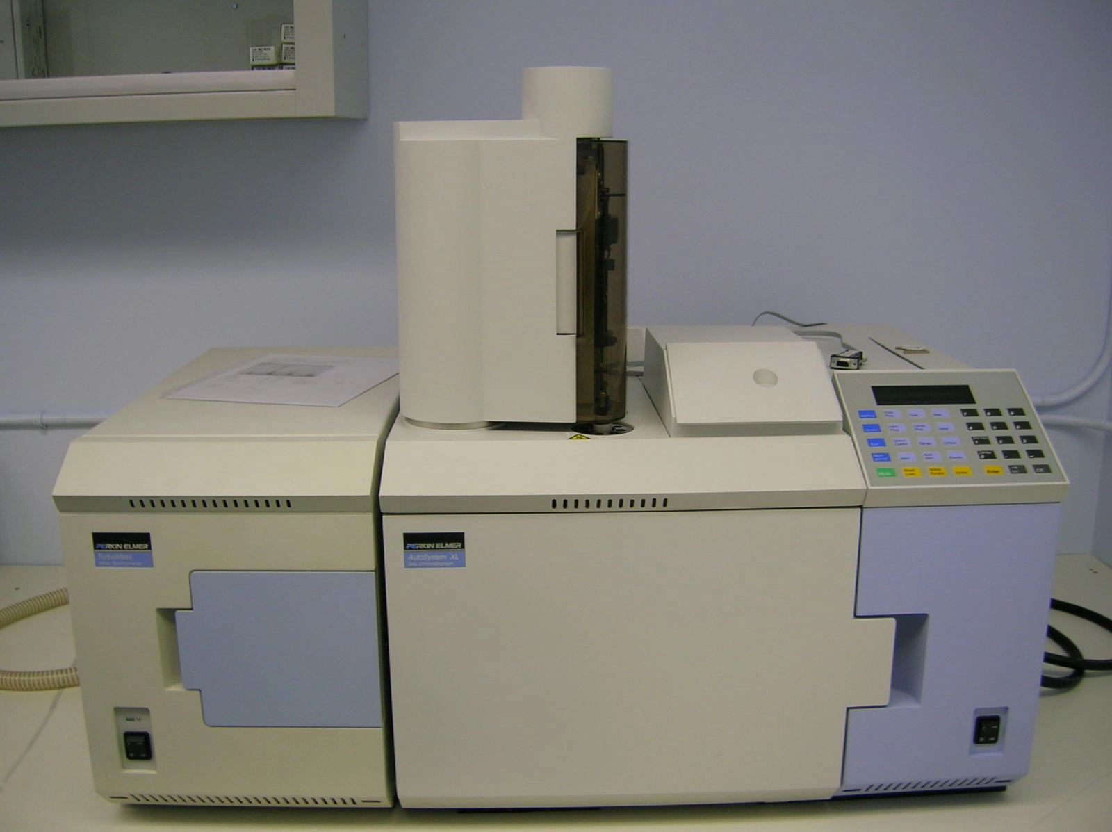 Perkin Elmer AUTOSYSTEM XL Gas Chromatograph with Standard Autosampler AND Turbo Mass Mass Spectrome