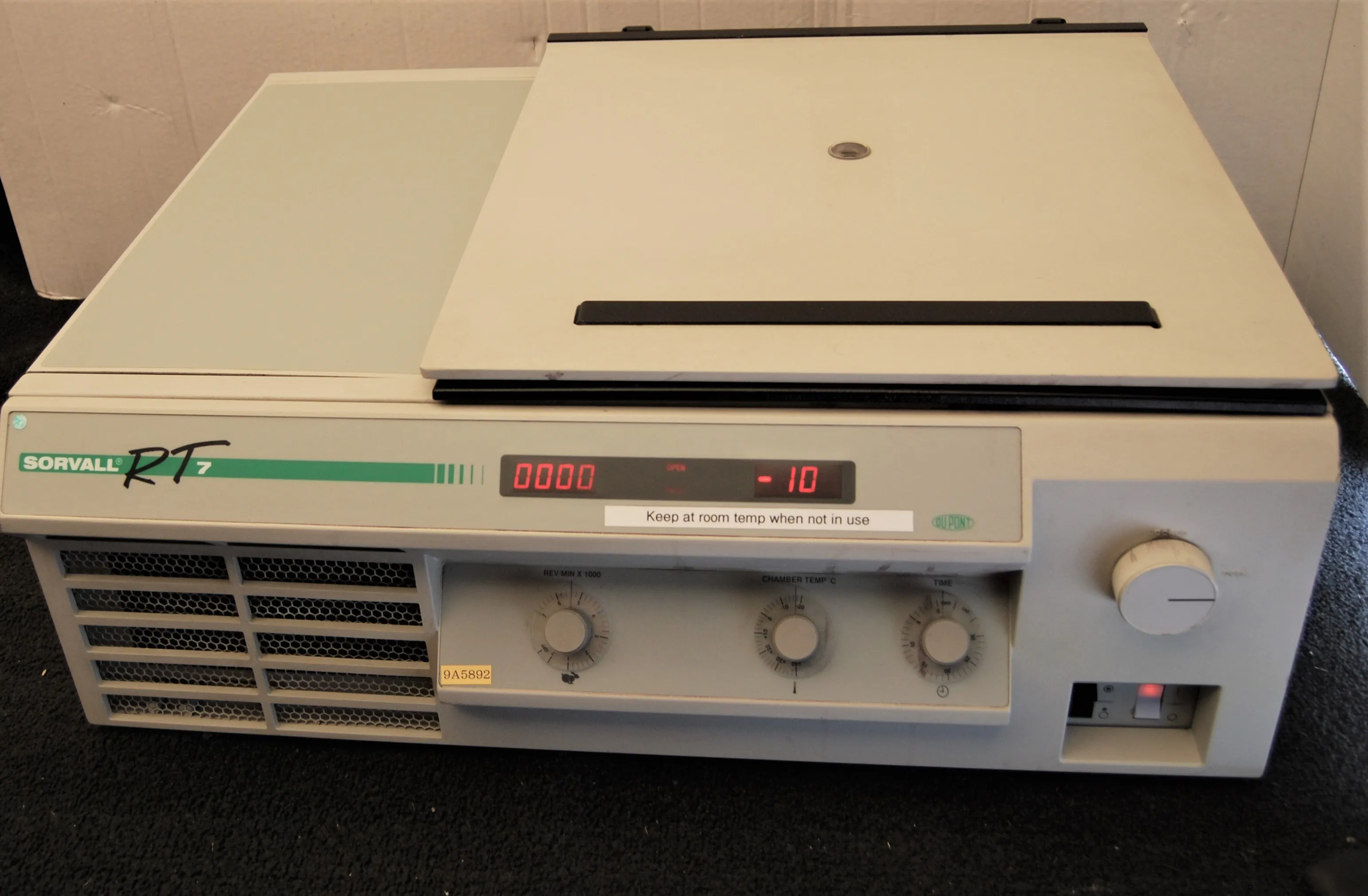 Sorvall RT 7 refrigerated centrifuge. Bench-top model. 