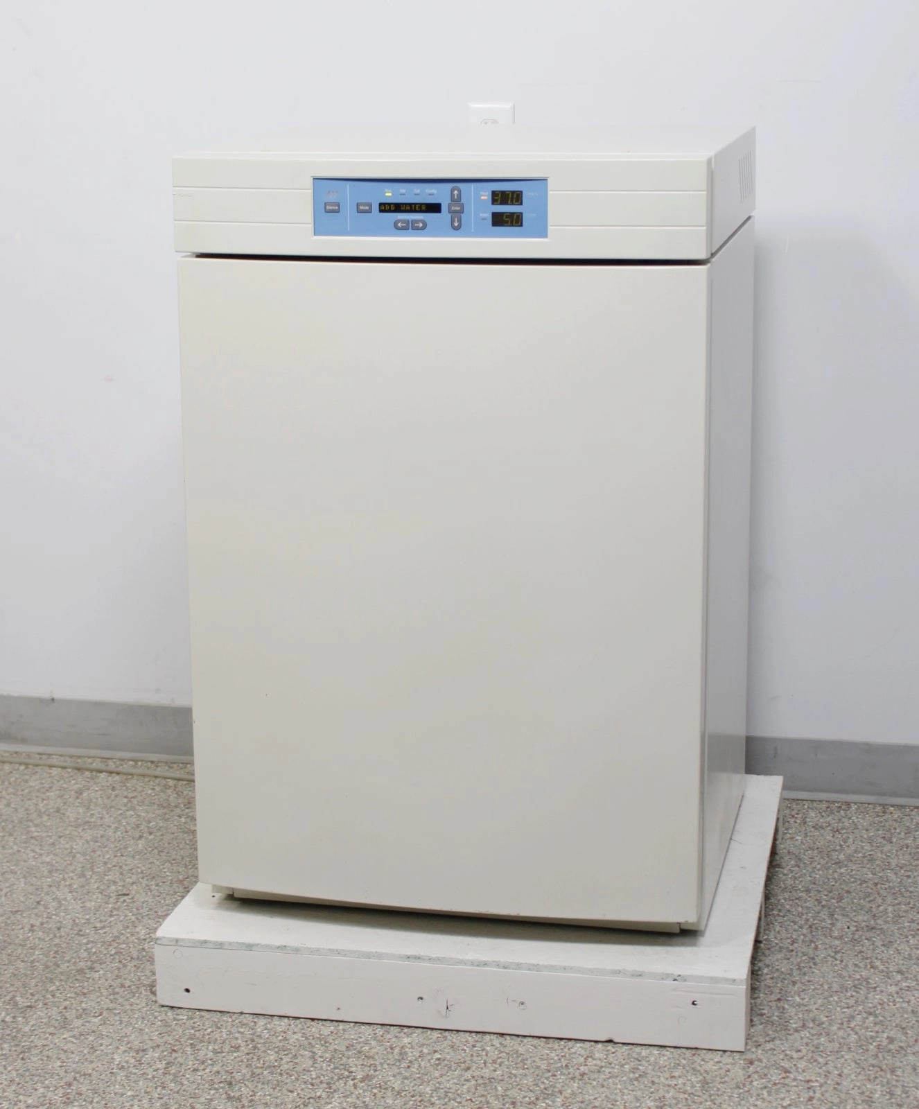 Thermo Forma 3110 Series II Water Jacket Stainless Steel CO2 Incubator &amp; Shelves