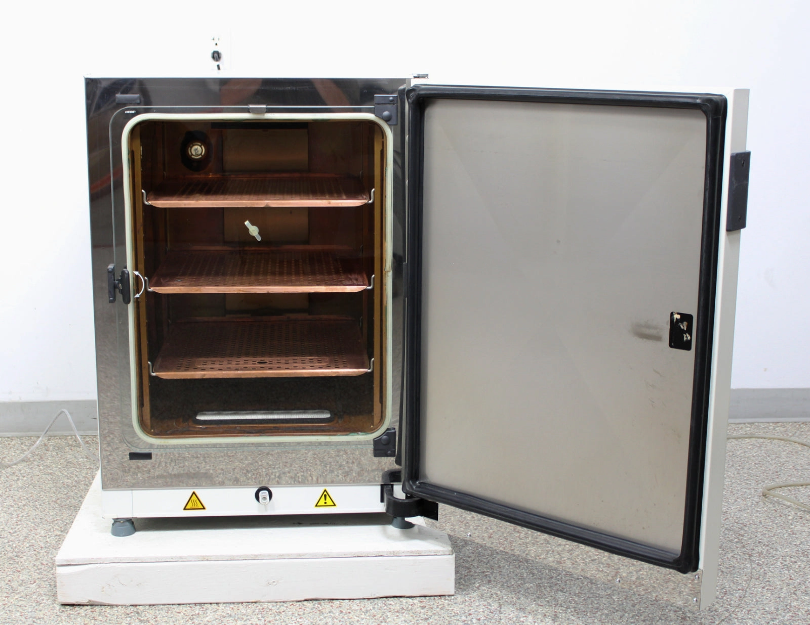 Thermo Scientific HERAcell vios 160i Copper Lined CO2 Incubator with 3 Shelves