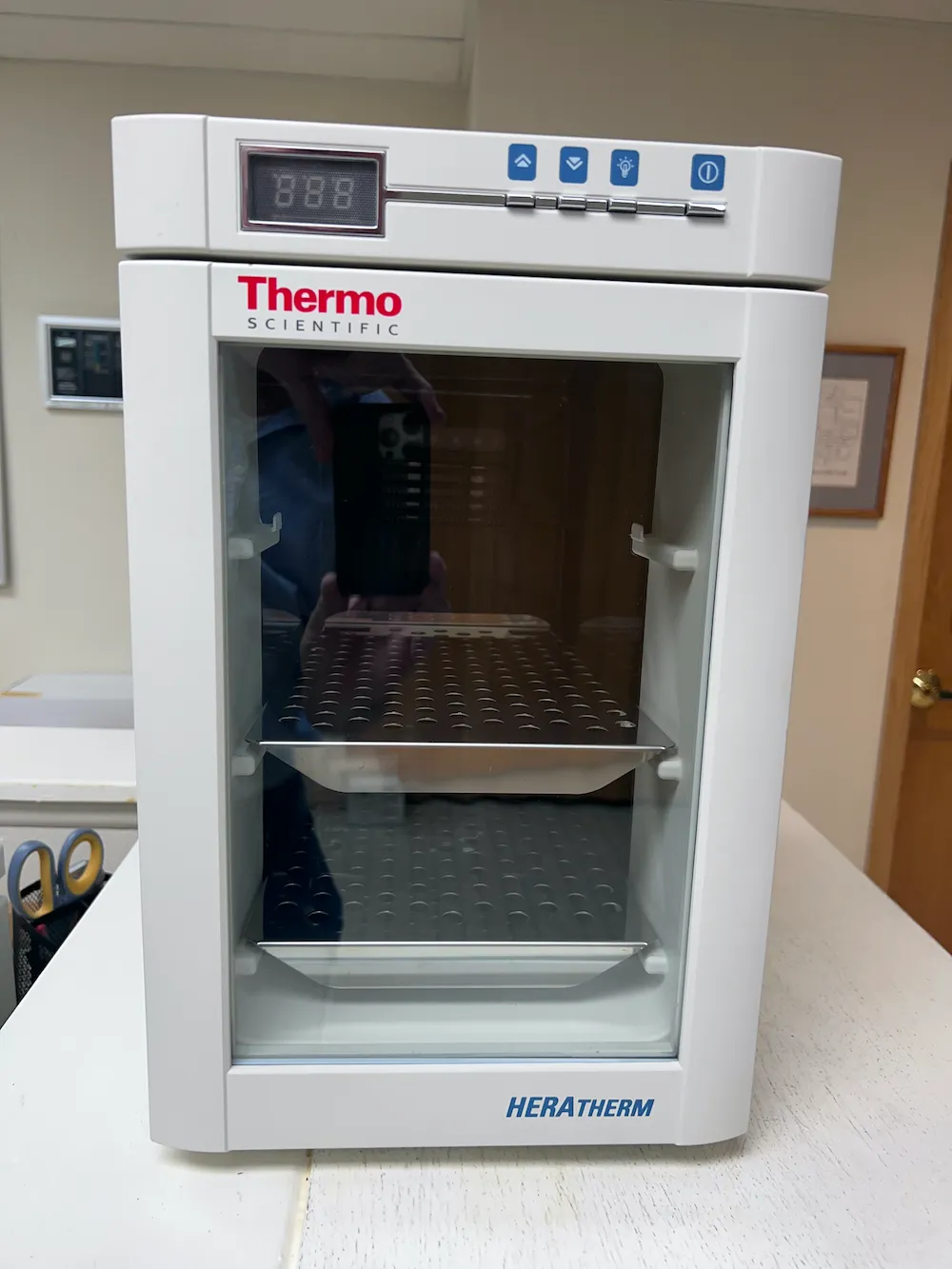 Heratherm IMC 18 microbiological incubator | LabX.com