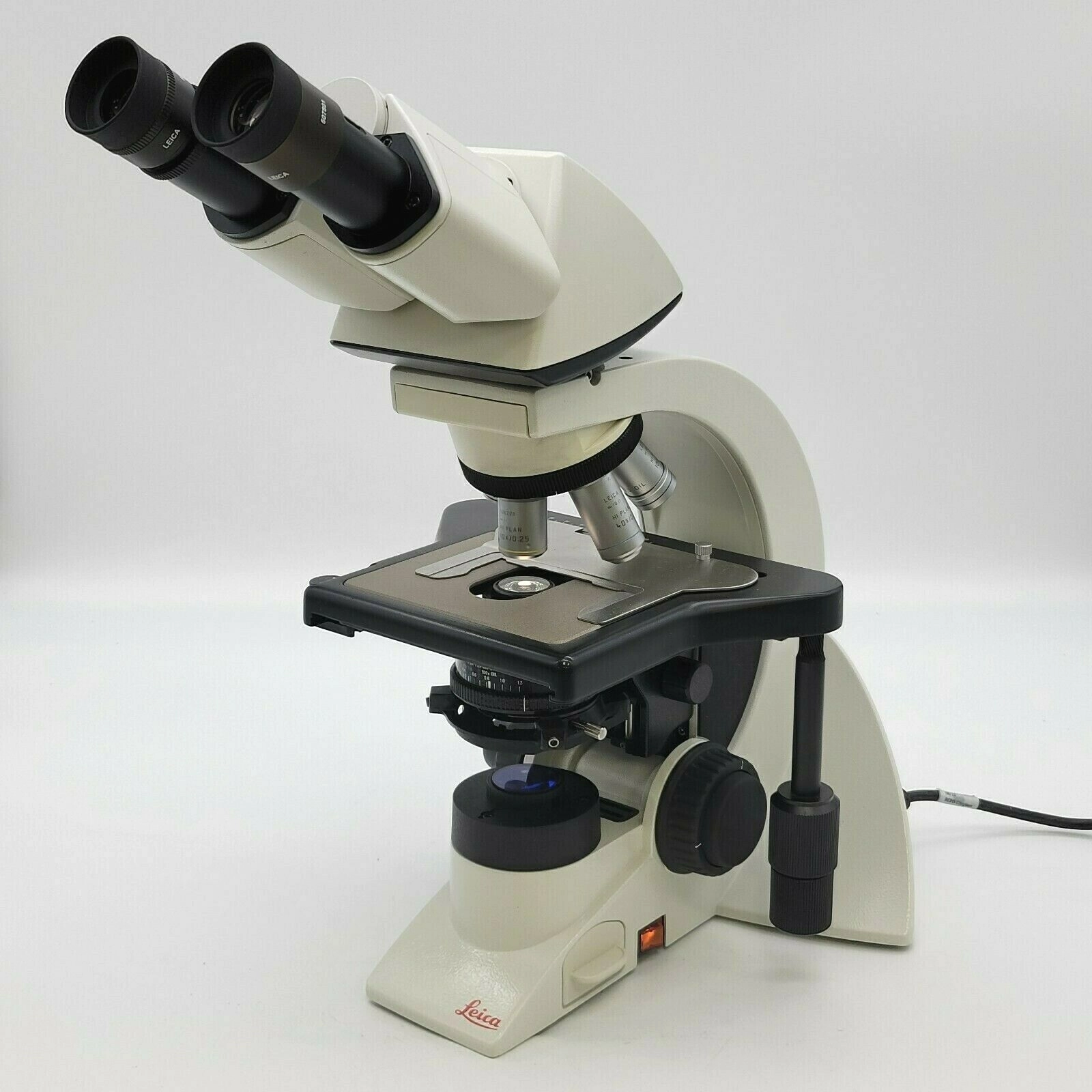 Leica Microscope DM1000 with Binocular Head and 4x, 10x, 40x, 100x Objectives