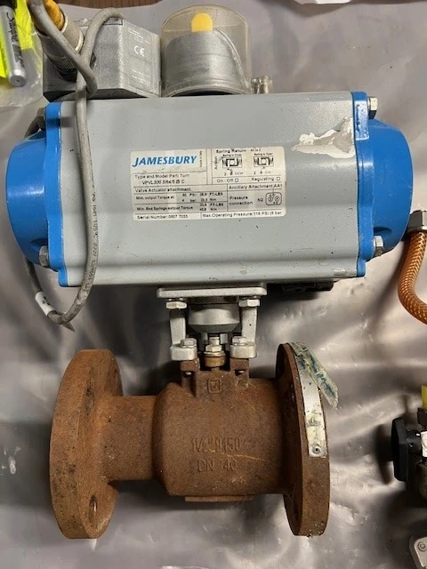 Jamesbury Pneumatic Valve Actuator VPVL300 SR4/5BC With 1 1/2" Valve