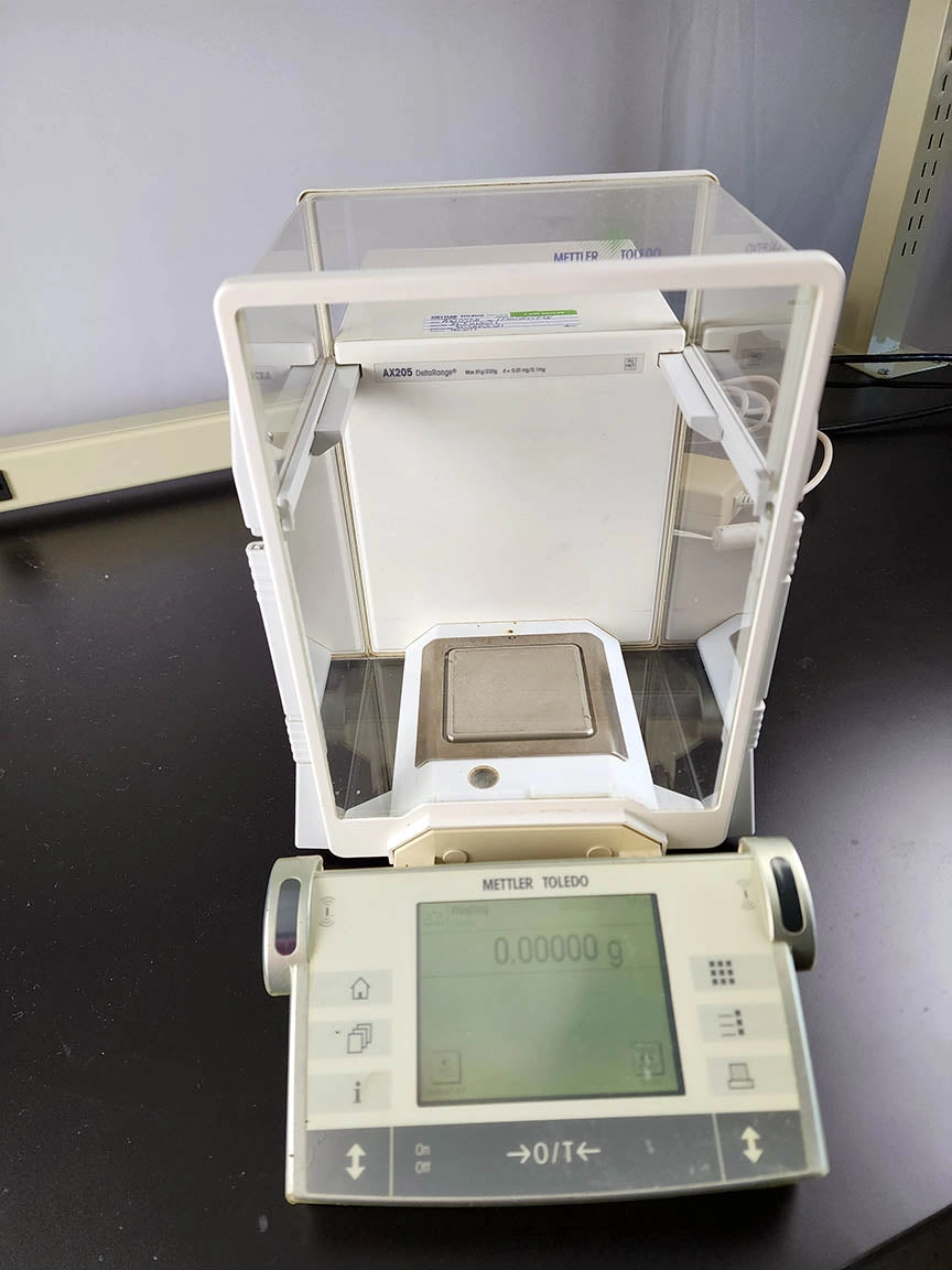 Mettler Toledo AX205 Delta Range Semi-micro analytical balance (210g x 0.01mg/0.1mg)