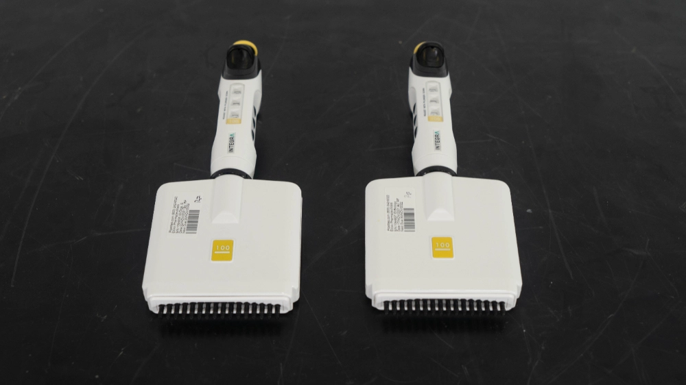 Integra Viaflo Multichannel Pipettes w/stand - Quantity 2 | LabX.com