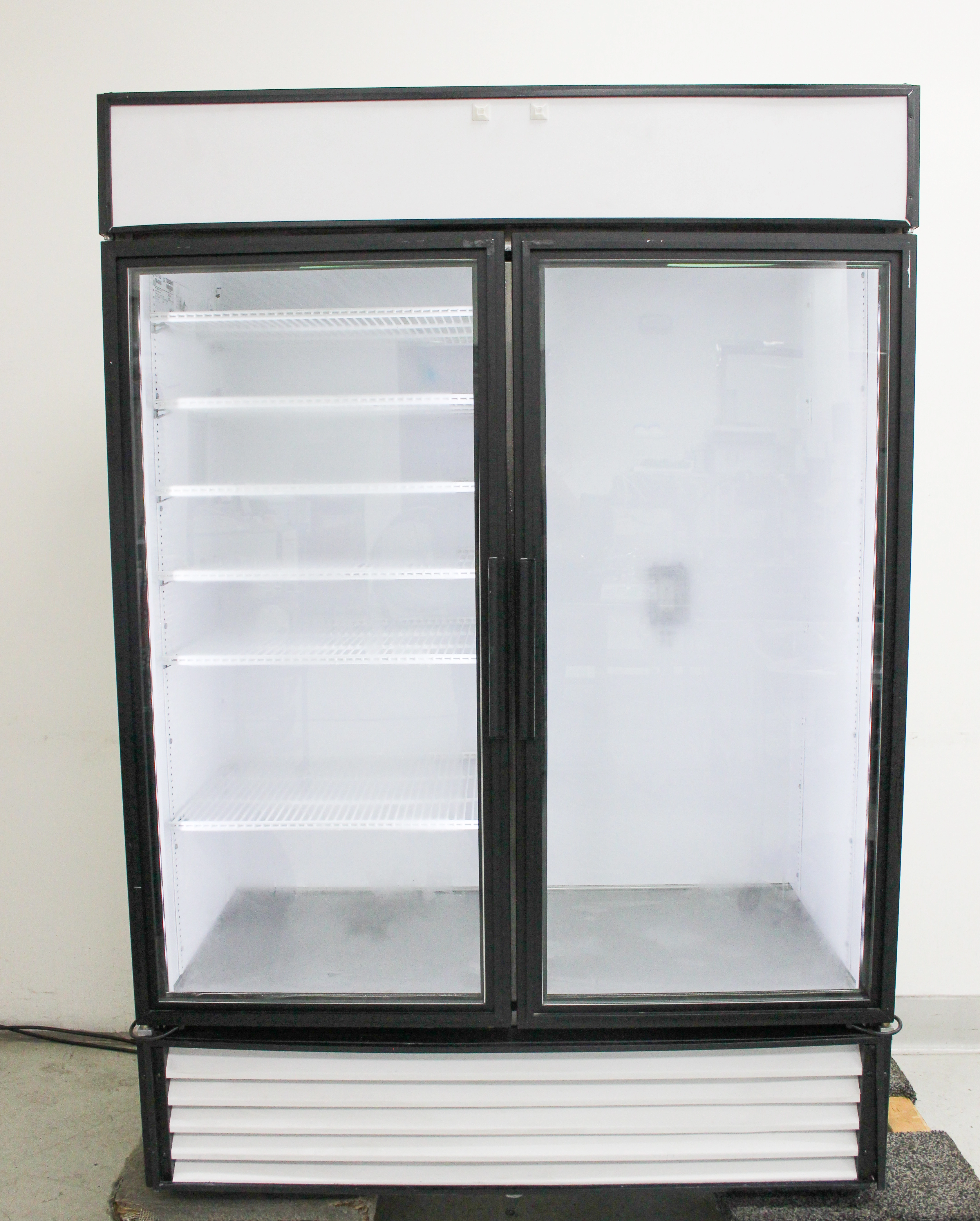 True GDM-49-LD Glass Door Merchandiser Refrigerator - 3373650