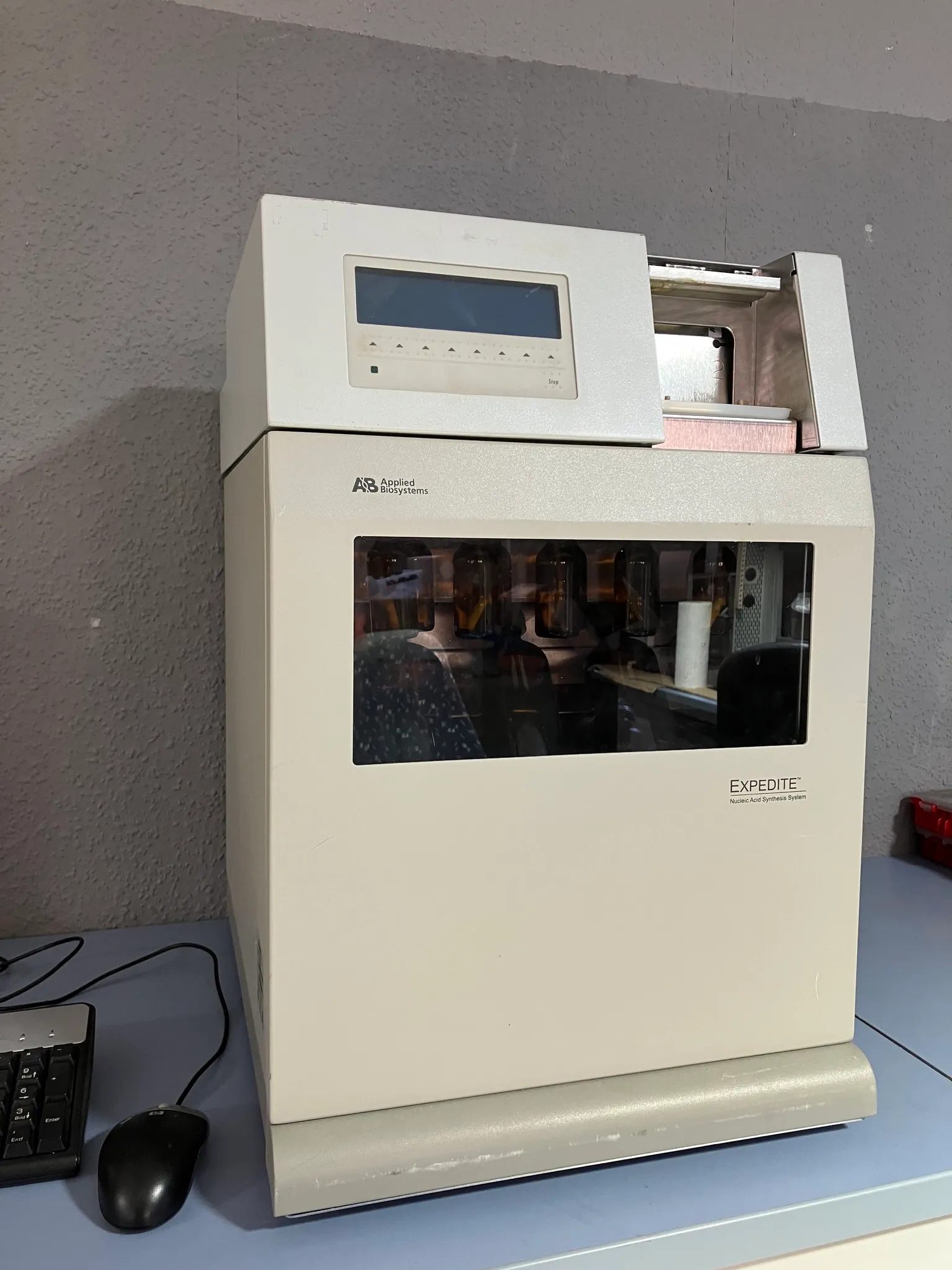 The Expedite™ Nucleic Acid Synthesis System Model 8909