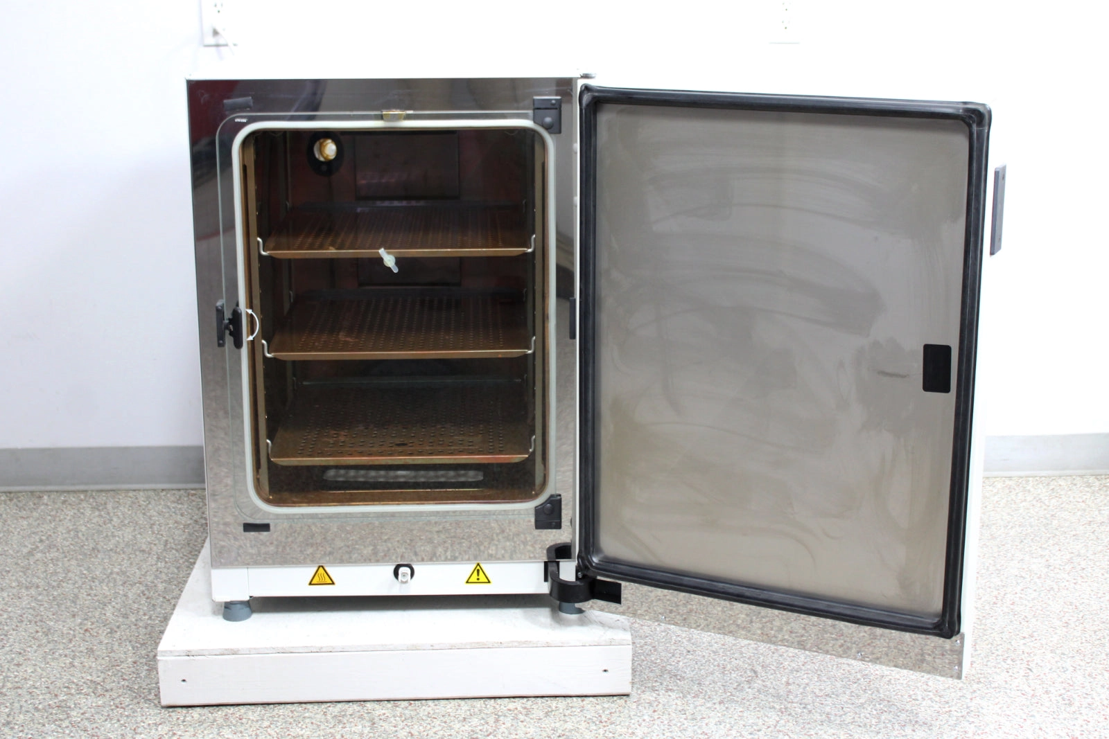 Thermo Scientific HERAcell vios 160i Copper Lined CO2 Incubator w/ 3 Shelves