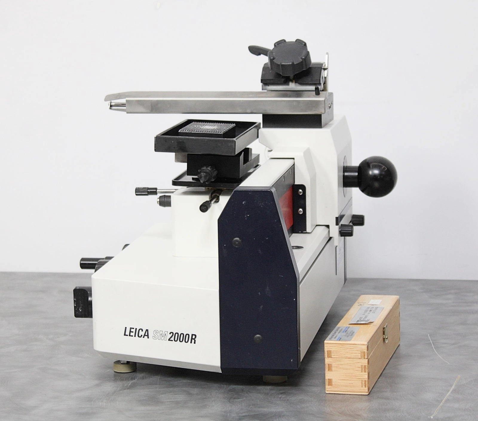 Leica SM2000R Sliding Benchtop Microtome 045333784 w/ Dry Ice Tray &amp; Knife