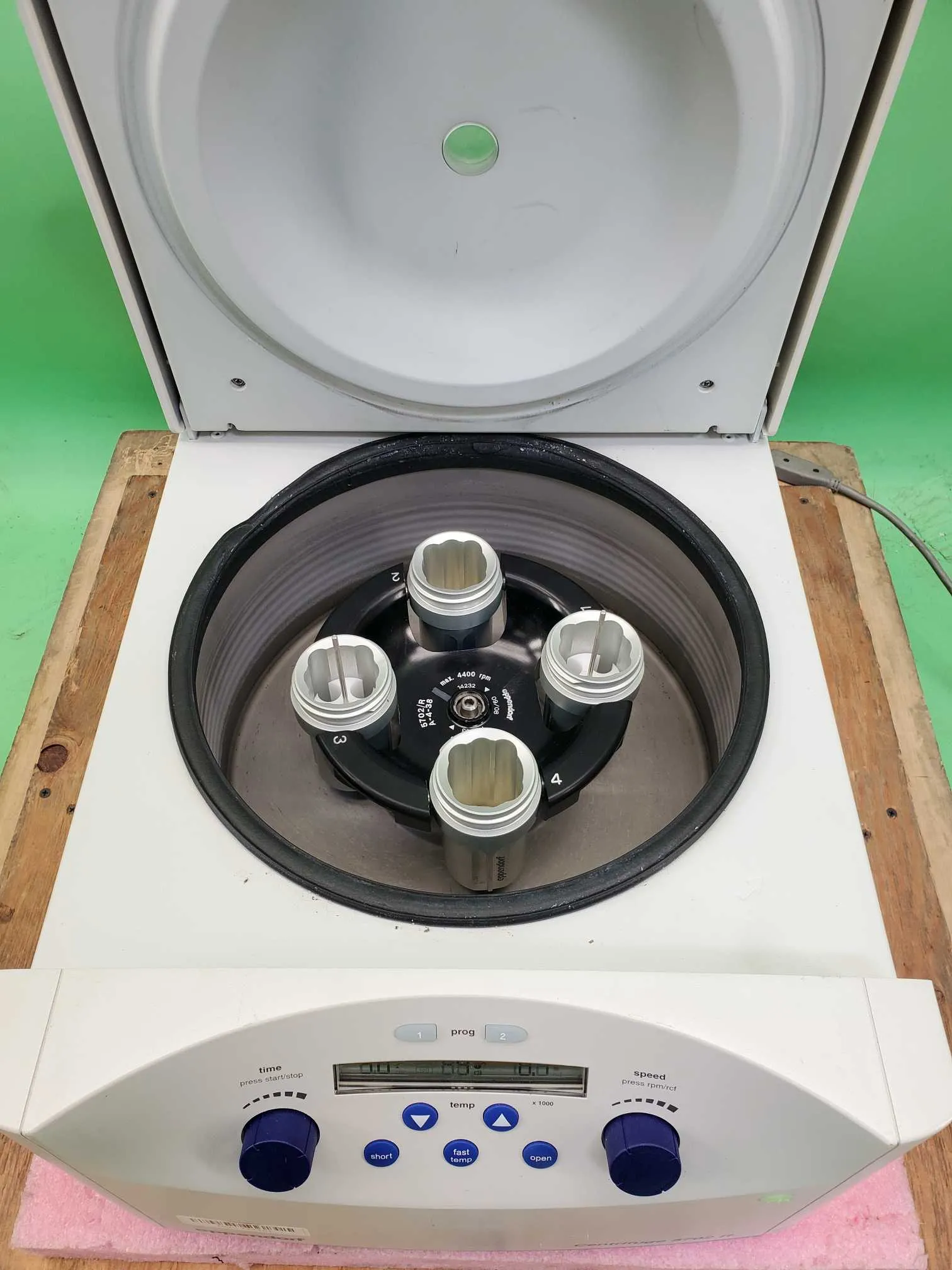Eppendorf 5702 R Refrigerated Centrifuge | LabX.com