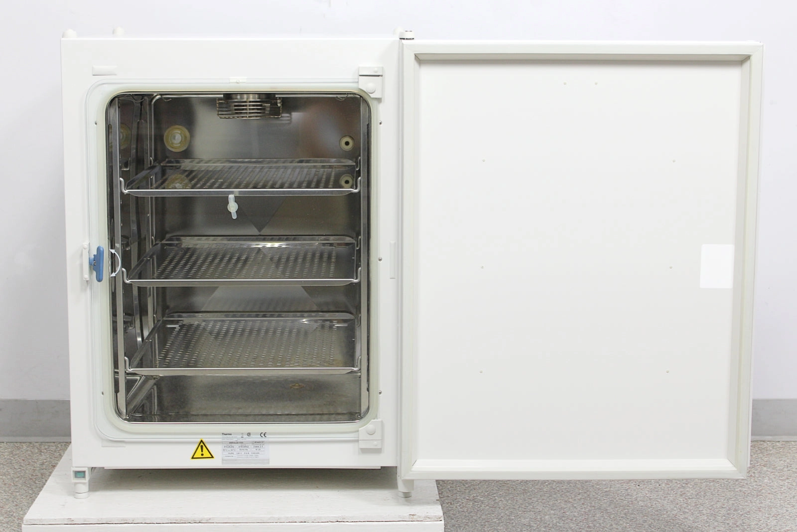 Thermo Scientific HERAcell 150i CO2 Incubator w Stainless Shelves