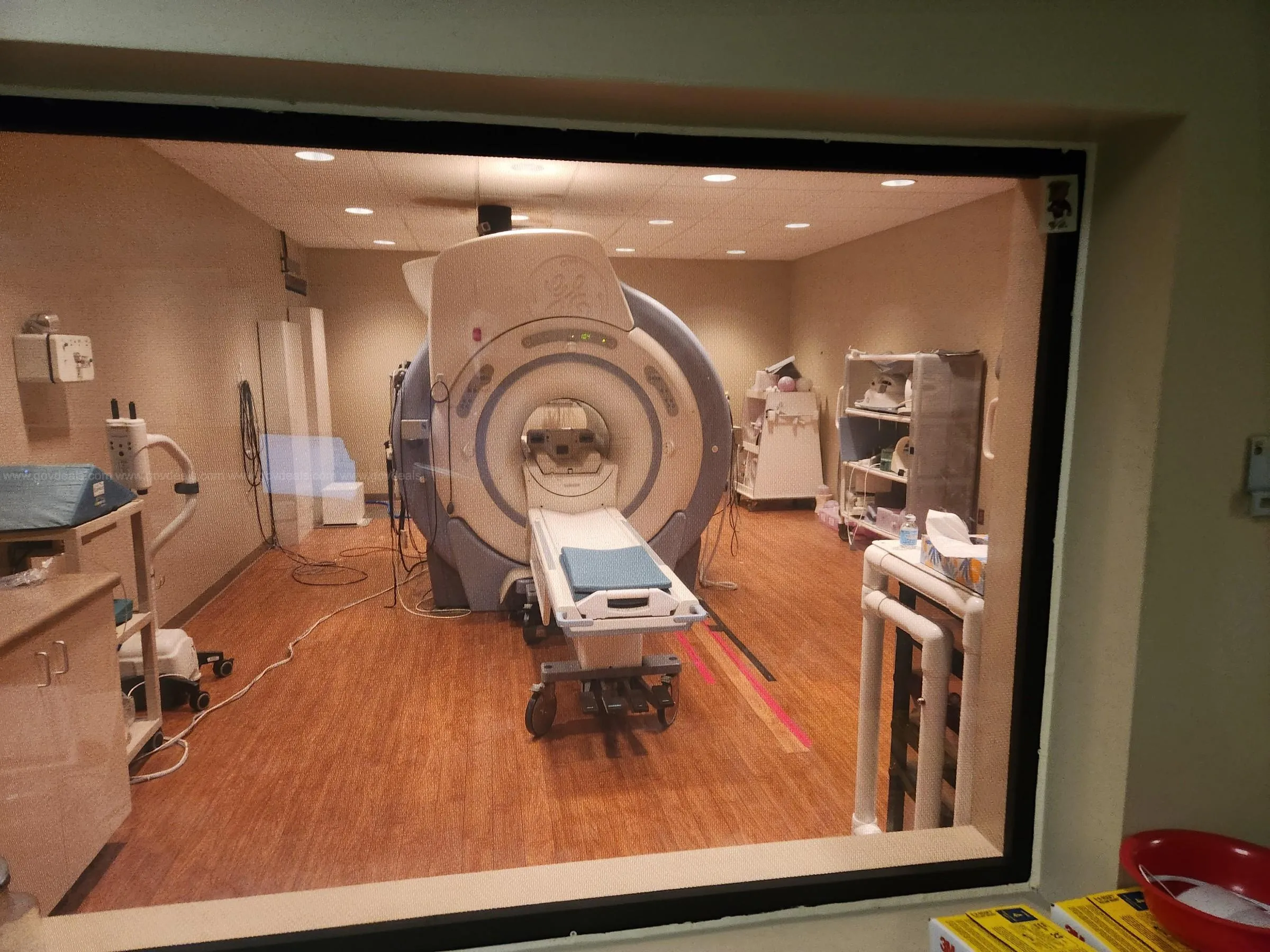 2006 GE MRI Machine with Accessories