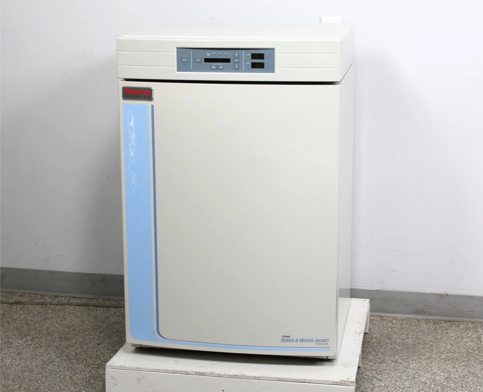 Thermo Scientific 3110 Forma Series II Water Jacketed CO2 Incubator &amp; 4 Shelves