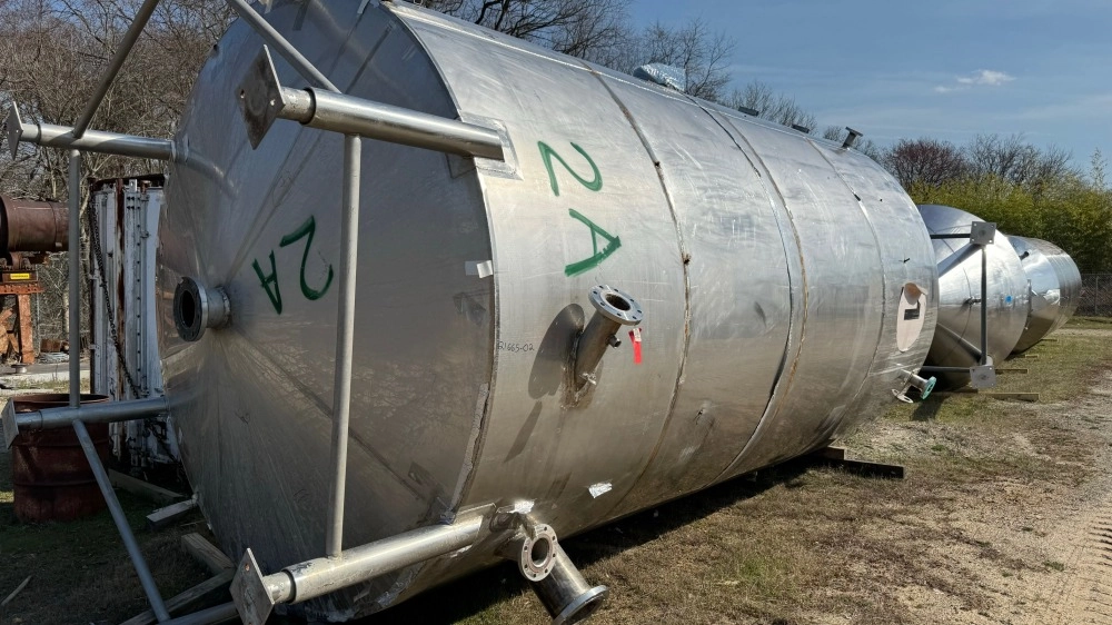 7,000 Gallon Vertical Stainless Steel Tank, 9&amp;apos; Dia. X 15&amp;apos; High