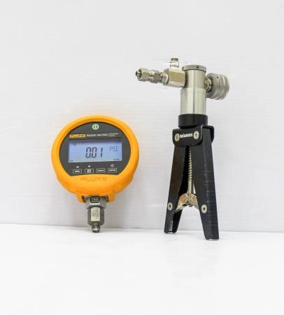 Fluke Pressure Gauge 100PSIG Digital with hydraulic Test pump model: 700G06