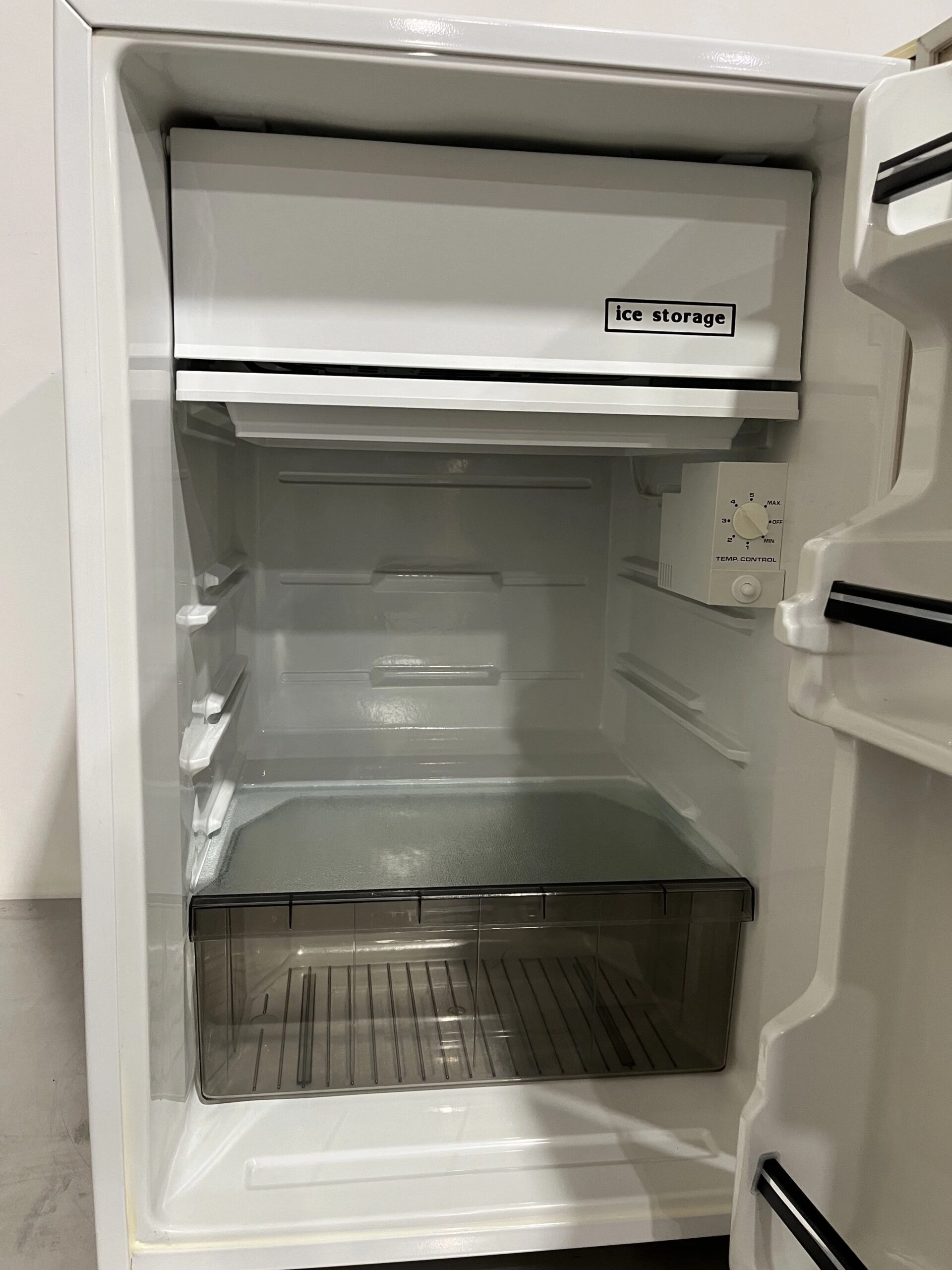 Magic Chef MCBR360S Refrigerator