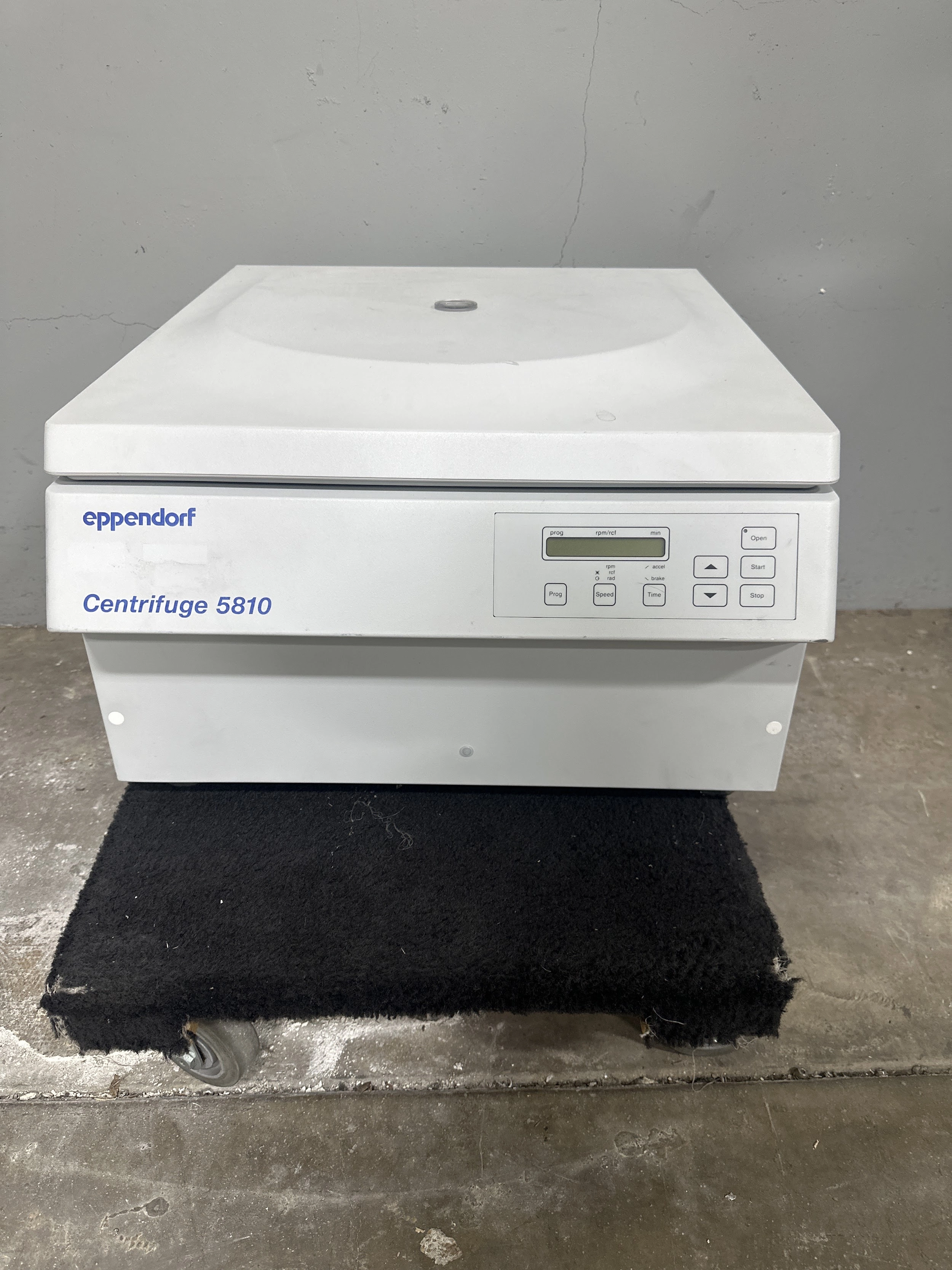 Eppendorf 5810 High-Speed Benchtop Centrifuge W/ A-4-62 Rotor, Buckets, Inserts