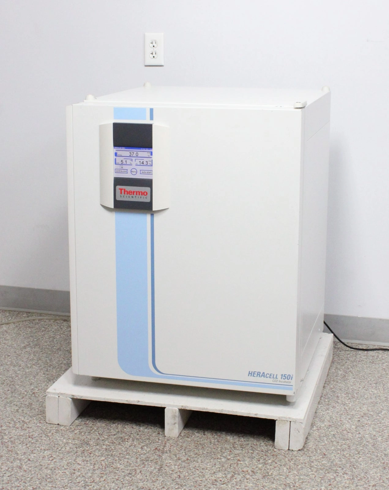 Thermo Scientific HERAcell 150i Copper Lined CO2 Incubator w/ Shelves