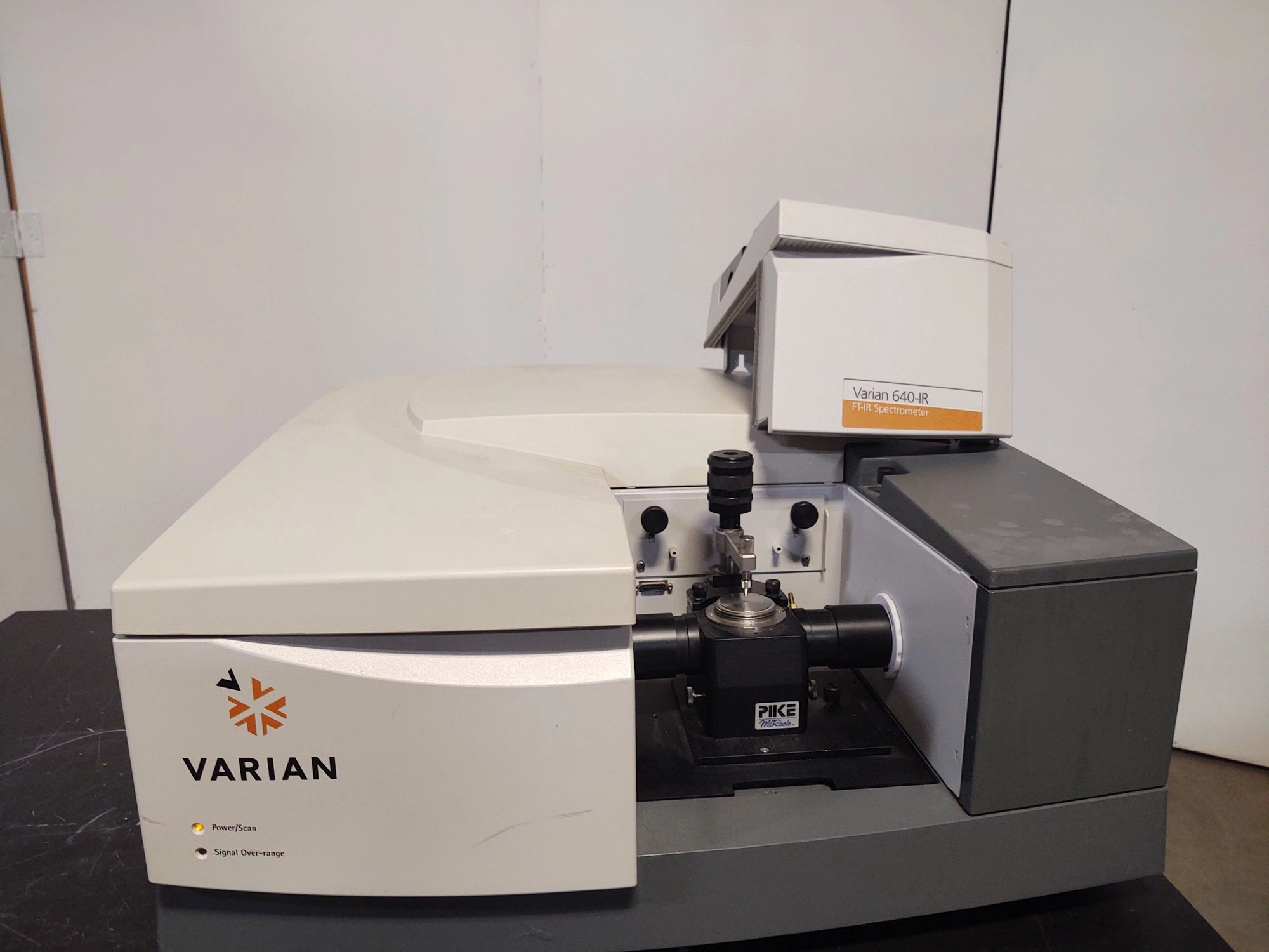 Varian  640-IR FT-IR Spectrometer (IR0811M013)  with Pike Miracle ATR