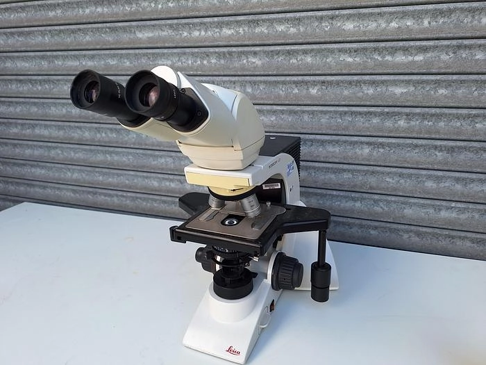 Leica DM200 Microscope