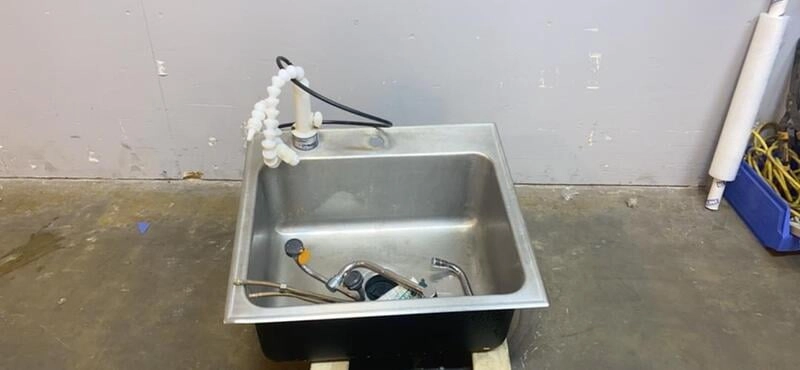 25x22x12" Stainless Steel Sink W/ Eye Wash