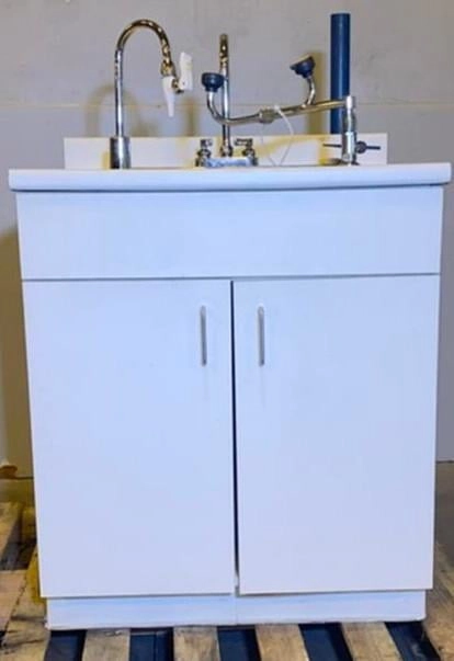 31&rdquo; Laminate Casework Sink W/ Eyewash &amp; Faucet