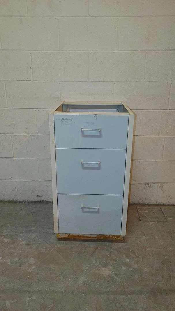 18" 3 Drawer St Charles(S6LLST11892)