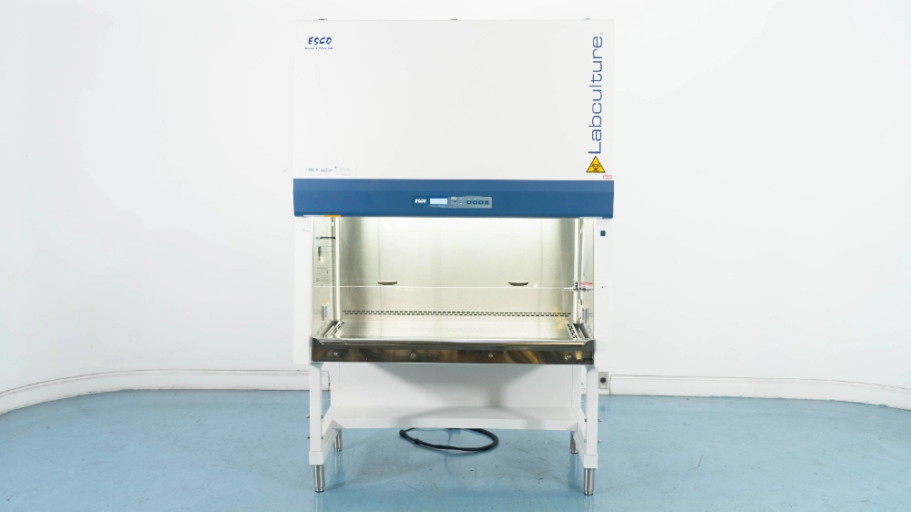 ESCO Labculture 4' Biosafety Cabinet