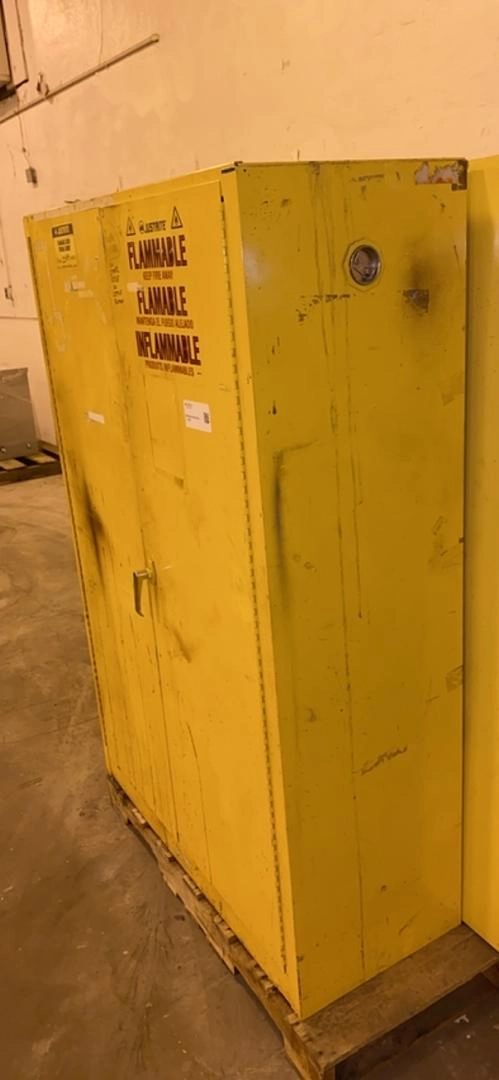 65" JUSTRITE 45 Gal 25450 Flammable Storage Cabinet LOCK FROZEN(S6LLST3391)