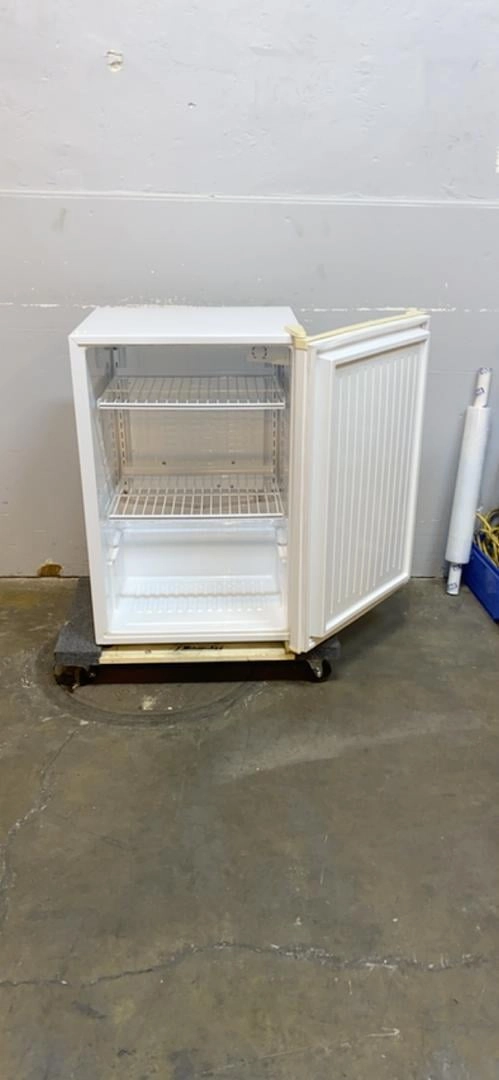 Used VWR Lab Refrigerator SR-L4110W Tested 30&deg; Under Counter