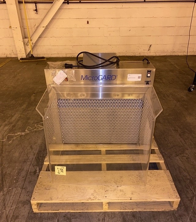 Baker MicroGard Enclosure Fume Hood 115V 10.0Amps(S6LLST1028)