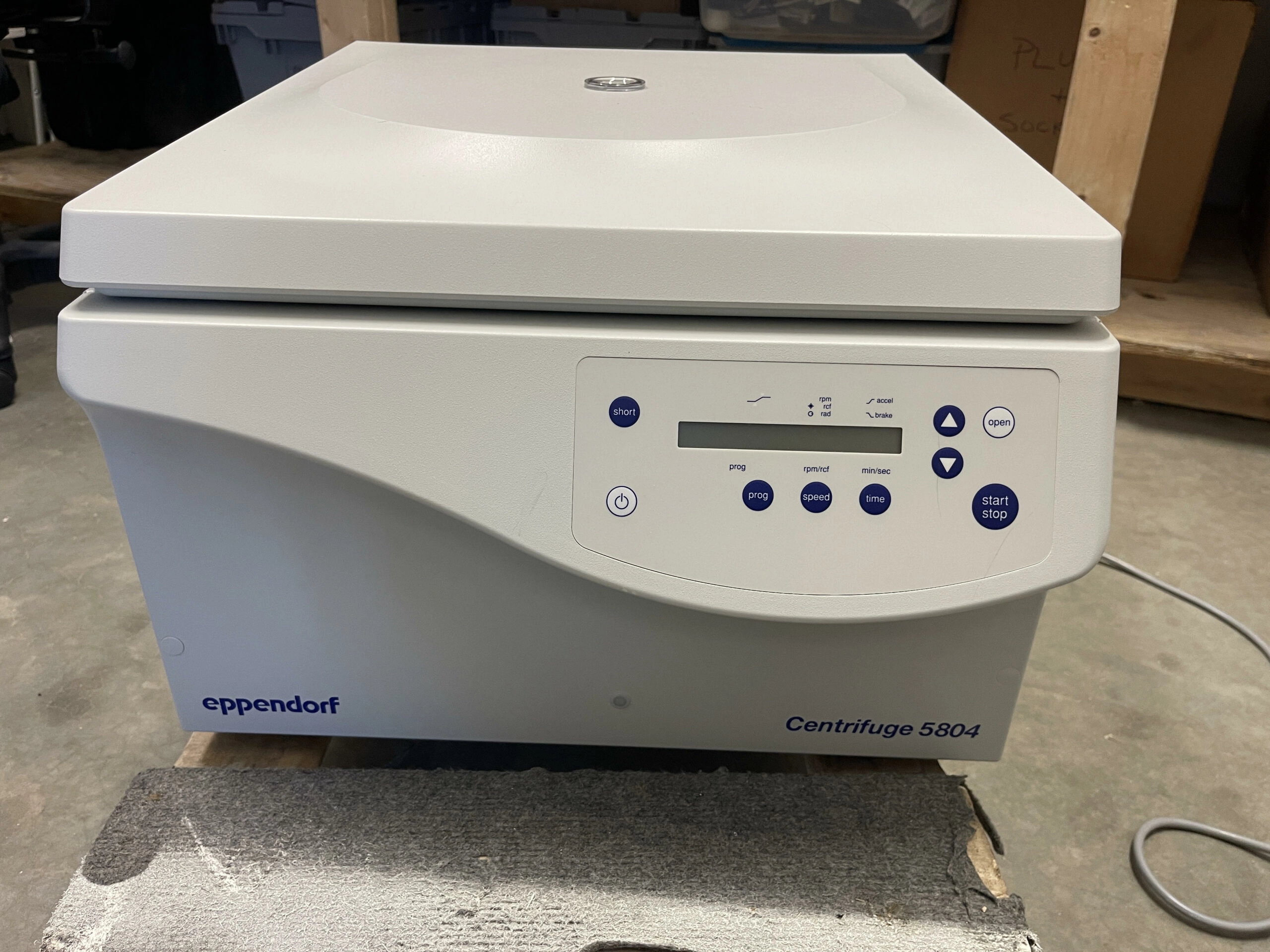 Eppendorf 5804 Centrifuge