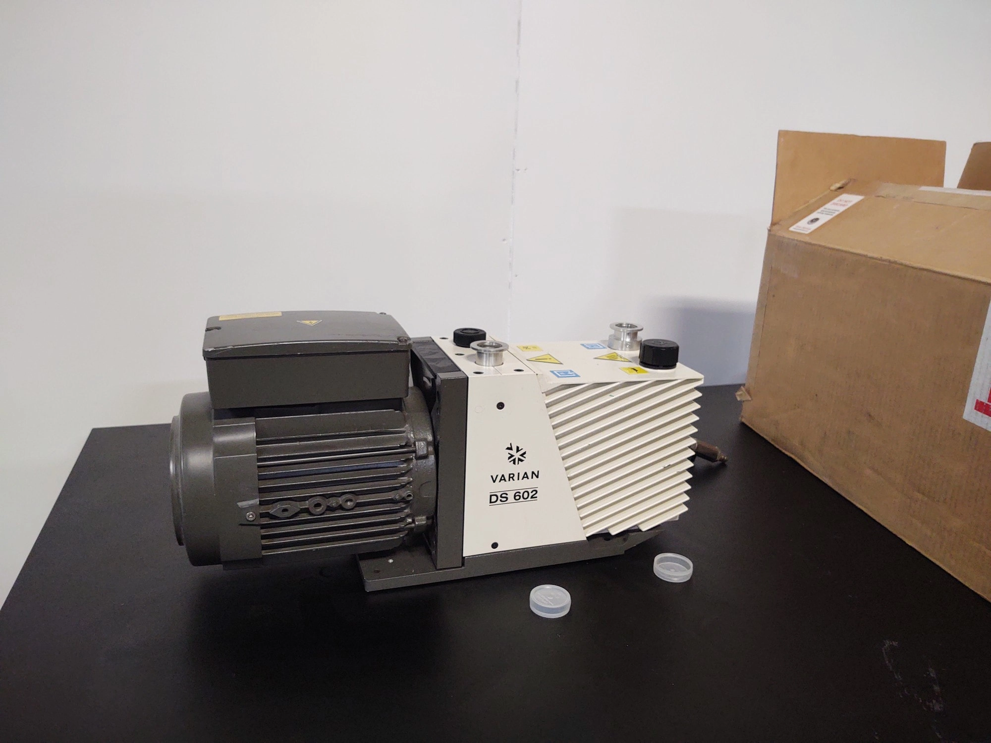 Varian  DS602 Rotary Vane Vacuum Pump Dual Stage 200-240V, Tested