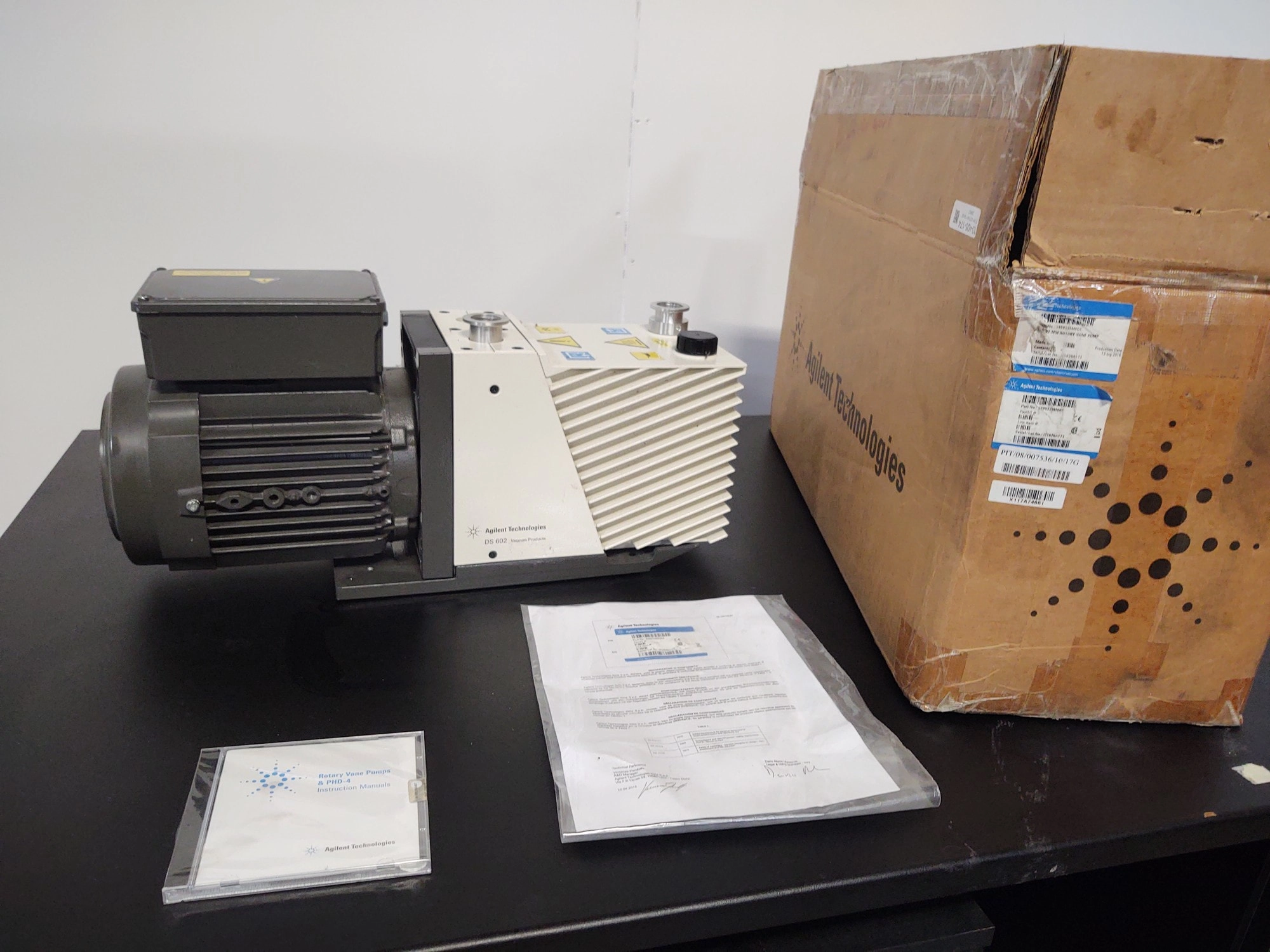 Agilent  DS602 Rotary Vane Vacuum Pump Dual Stage 200-240V, Tested