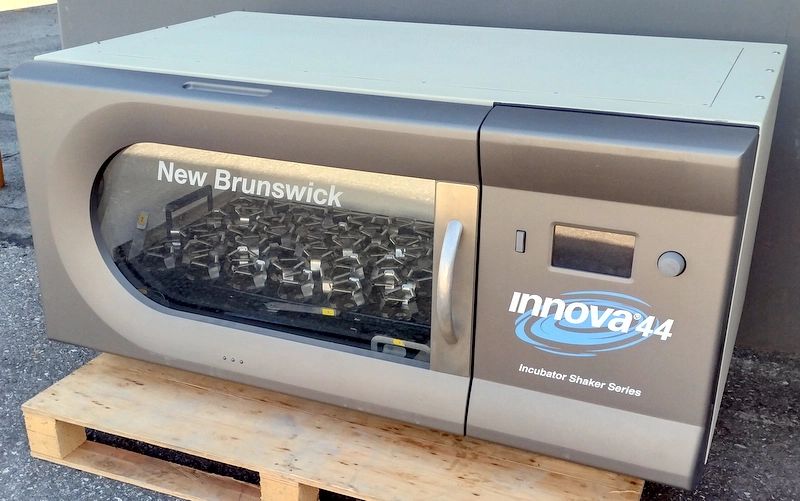 Eppendorf / New Brunswick Innova 44R Refrigerated Incubator Shaker